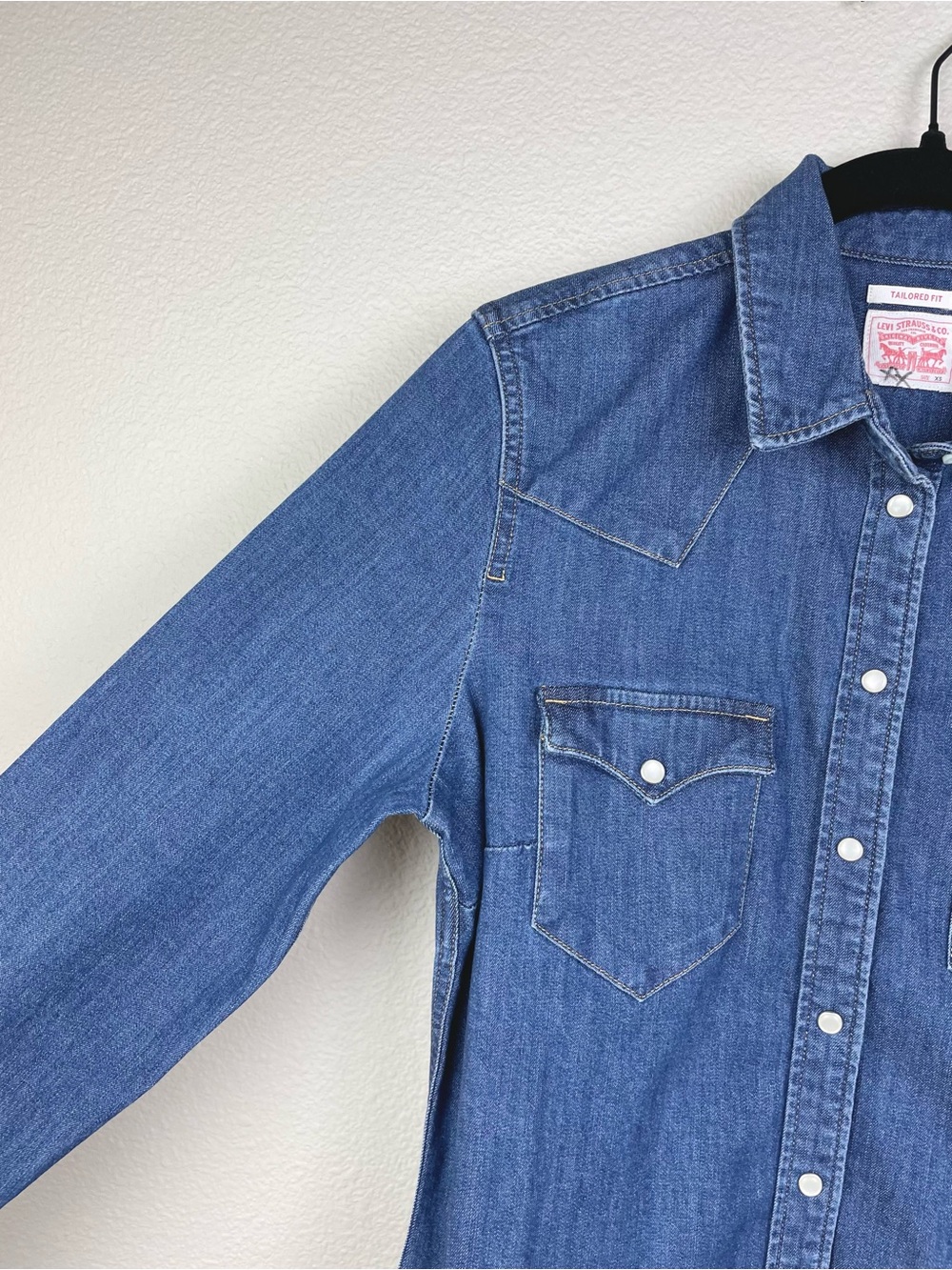 Levi's Women's XS Tailored Fit Classic Denim Western Shirt Blue Pearl Snaps Blue - Picture 5 of 16